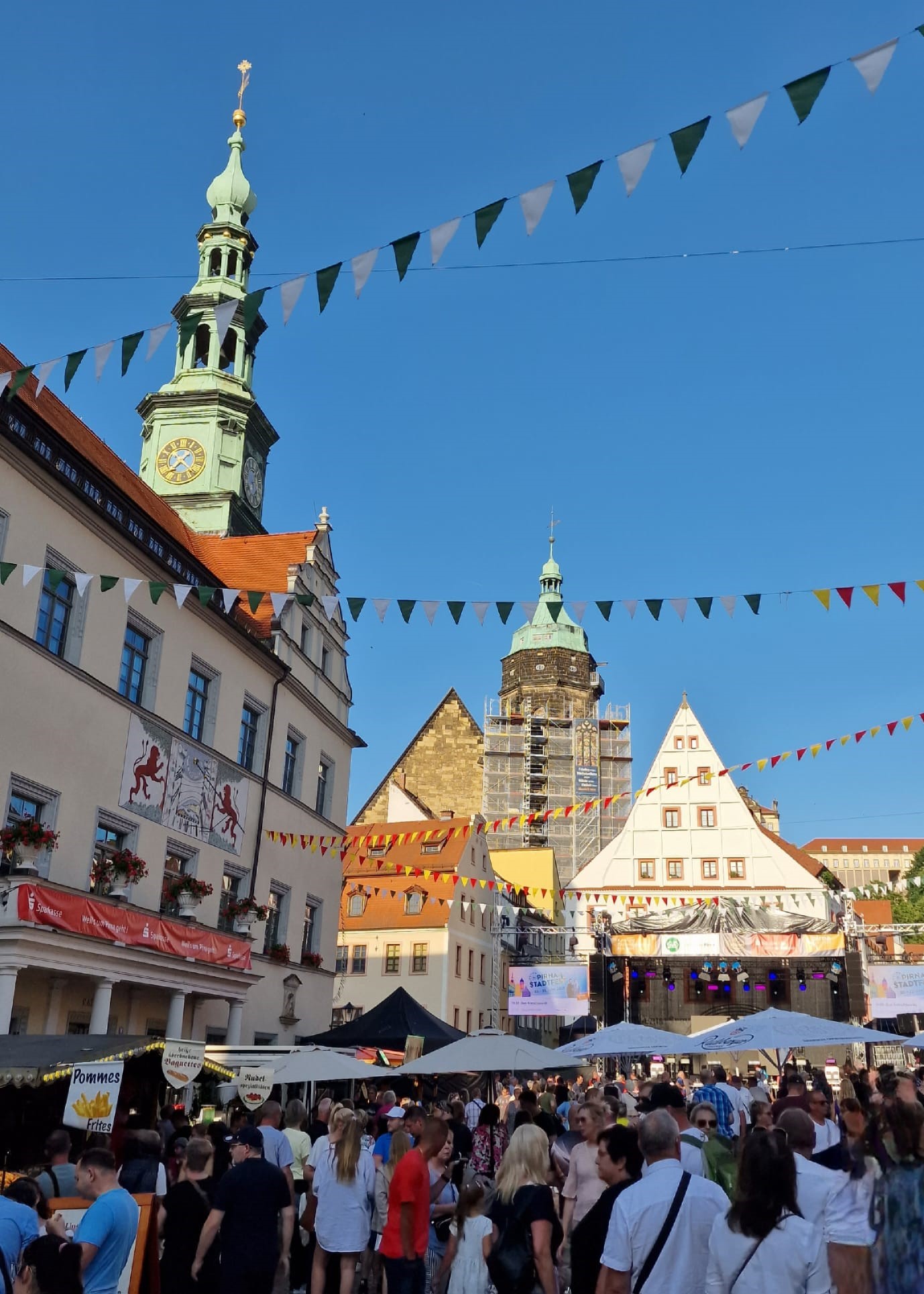 Bild zeigt Menschen während des Stadtfestes auf dem Pirnaer Markt
